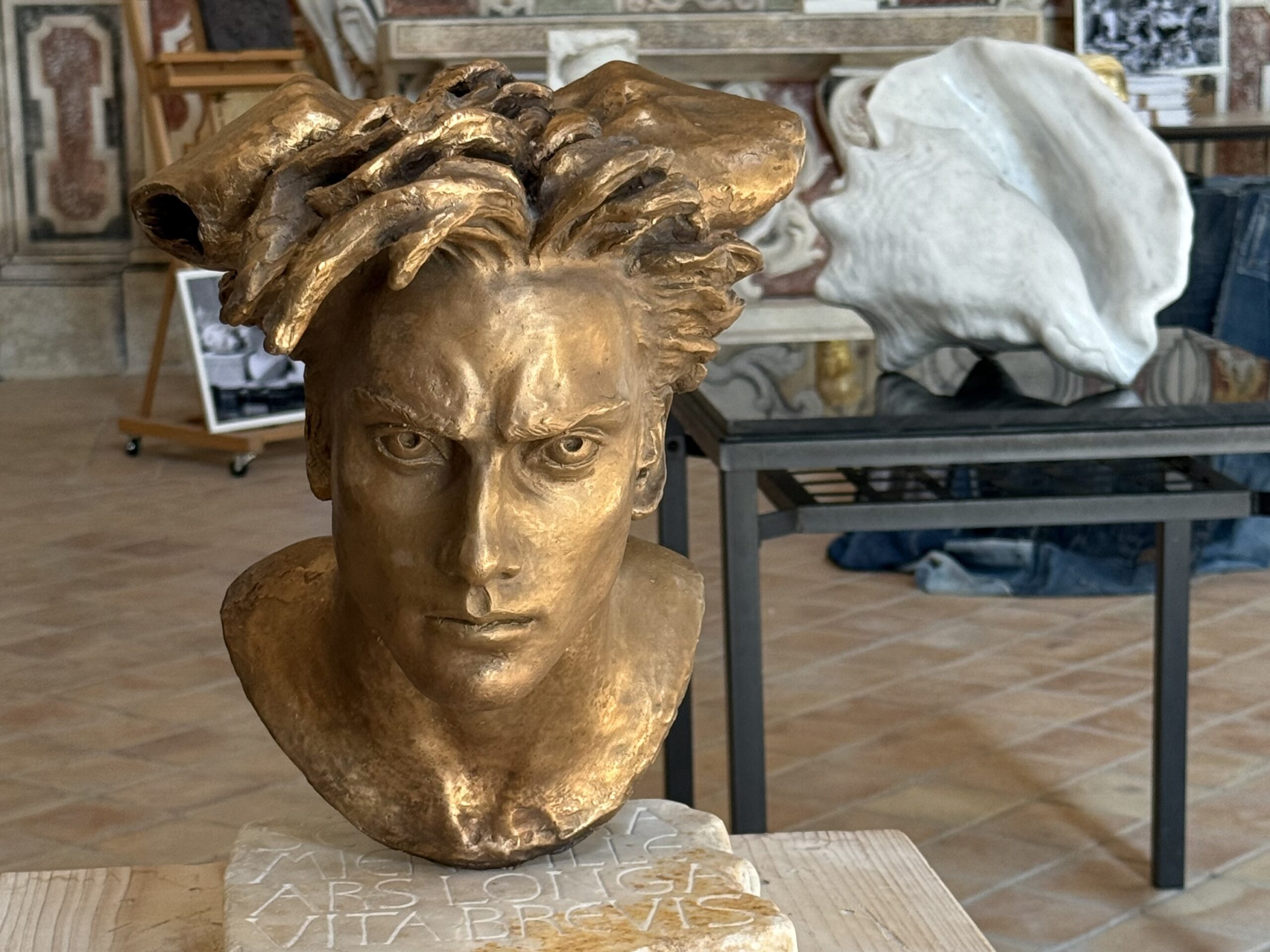 Présentation le 12/8 à Ghisoni – Sculpture: Giovane Scultore Accademico – installation bronze et marbre gravé